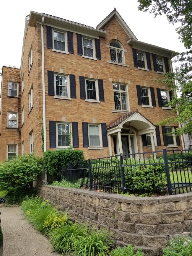 Building Photo - 2109 Village Dr