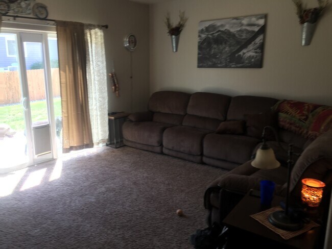 Building Photo - Beautiful 3 Bedroom 2.5 Bath Home in South...