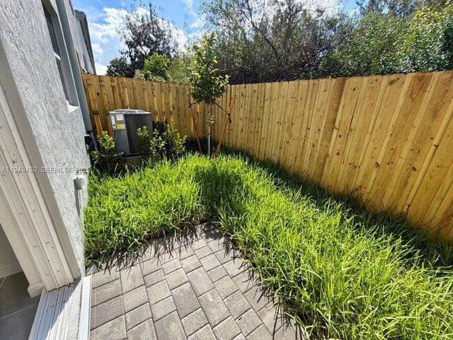 Building Photo - 254 10th Ct