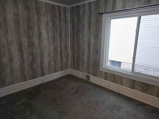 Building Photo - VIDEOTOUR: Gorgeous Victorian 4-bedroom home with Huge Garage! PETS WELCOME