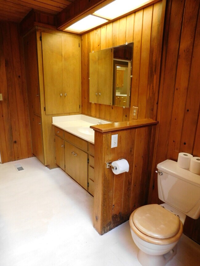 Building Photo - 4Bd/1.5Ba Two Story Home - Available soon!