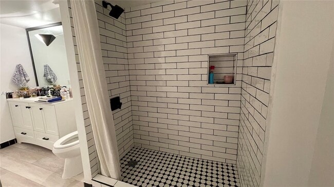 Building Photo - 1651 NE 115th St