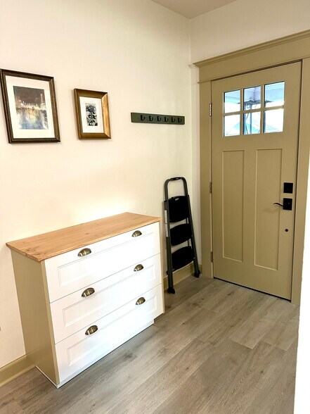 Building Photo - 729 NE Shaver St