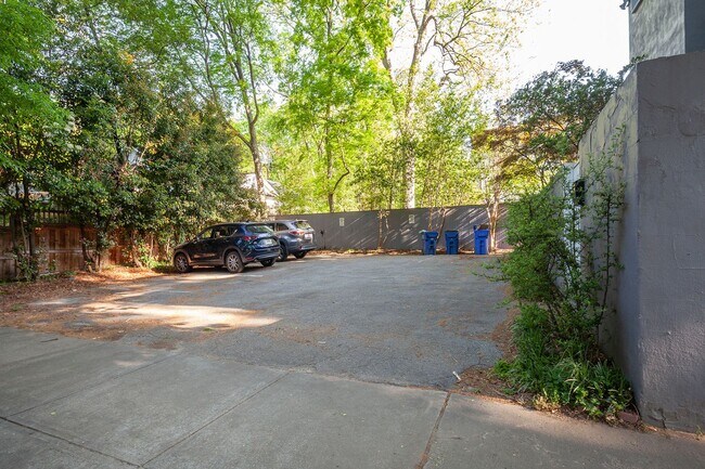Building Photo - Spacious 1/1 Condo w/ Enclosed Patio & Off...