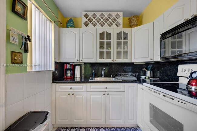 Building Photo - 526 S 28th Ave