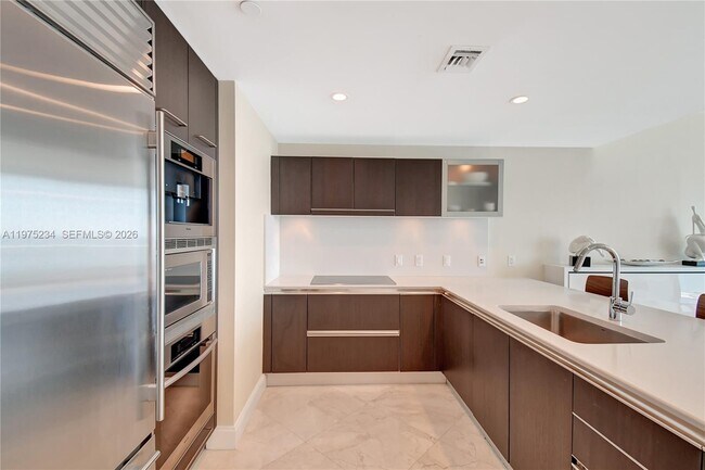 Building Photo - 17001 Collins Ave