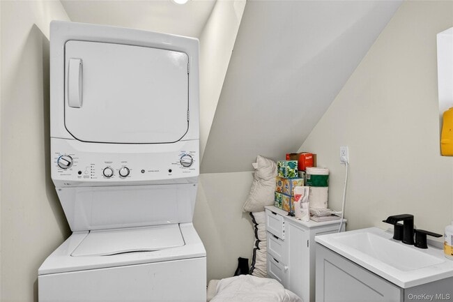 Building Photo - 139 S Kensico Ave