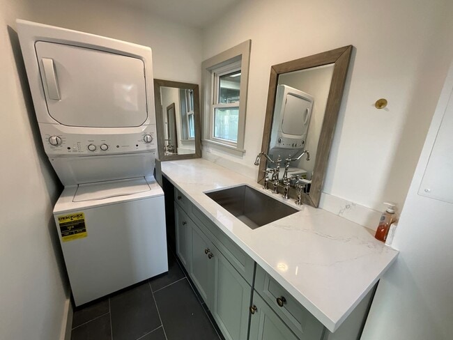 Building Photo - Stunning 3 Bedroom home in Everett