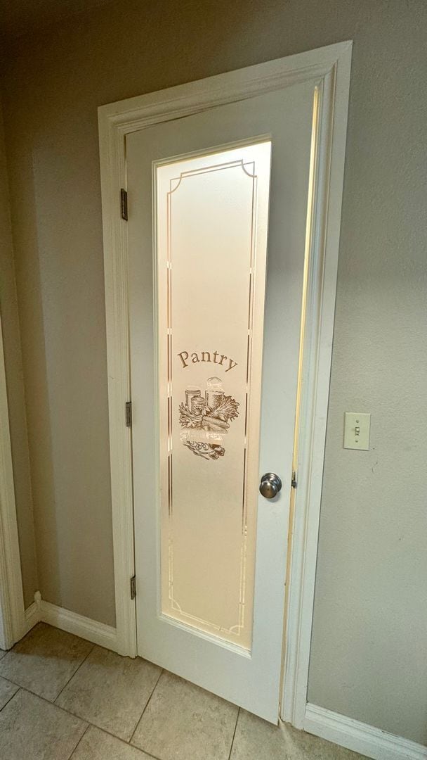 Building Photo - Spacious Stonegate Retreat with Home Office & Outdoor Living