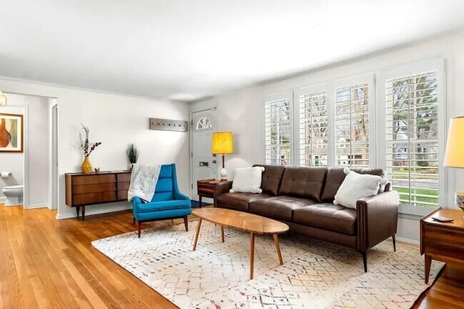 Building Photo - Stunning 3BR 3BA Fully Furnished Home w/ Granite Kitchen + Patio & Fenced Yard in Prairie Village