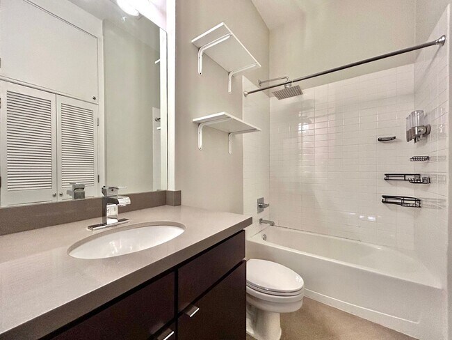 Building Photo - Charming Downtown High Rise Condo  1BD/1BA with Upgraded Features