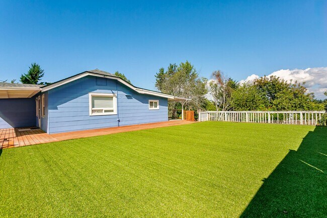 Building Photo - 2BR Upstairs Unit with Mountain Views & Private Yard – Tacoma Living at Its Best