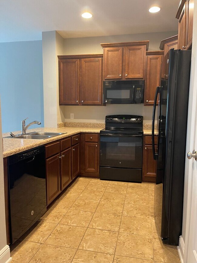 Building Photo - *** MOVE IN SPECIAL! Half OFF 1st Month's Rent!