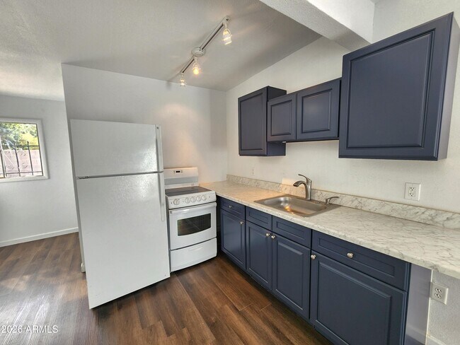 Building Photo - 1618 W Gardenia Dr