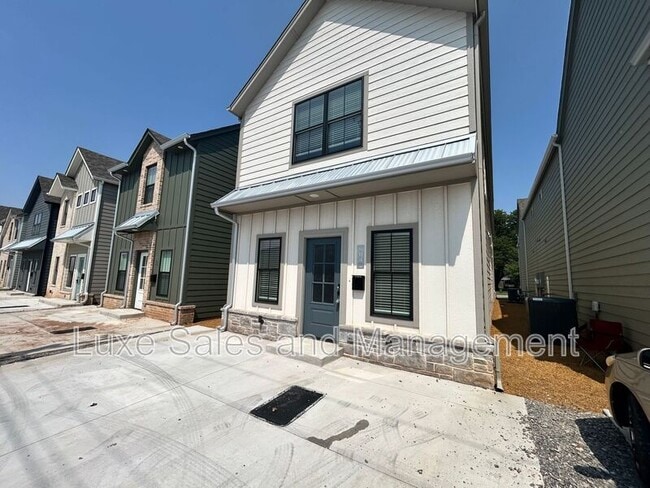 Building Photo - 604 W 2nd St