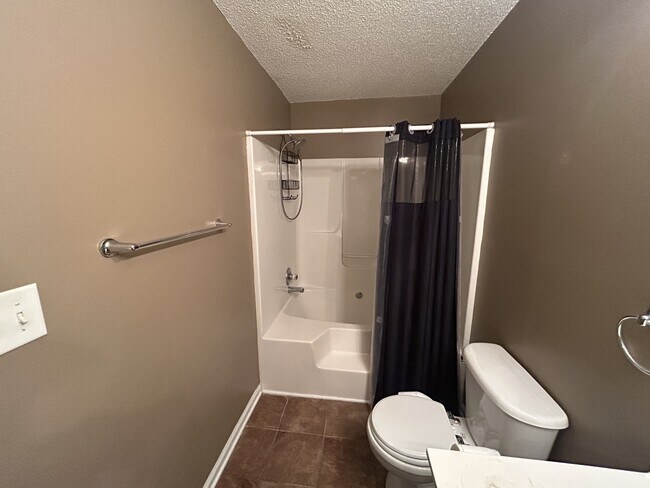 Building Photo - 3878 Roscommon Way