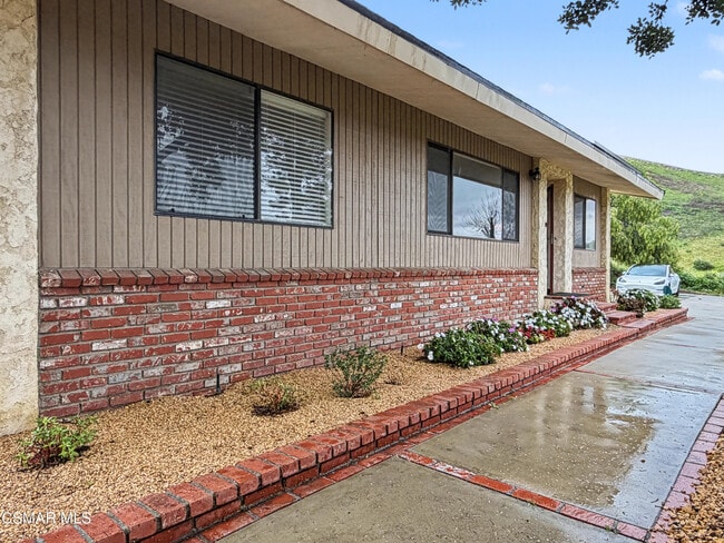 Building Photo - 2485 E Hillcrest Dr