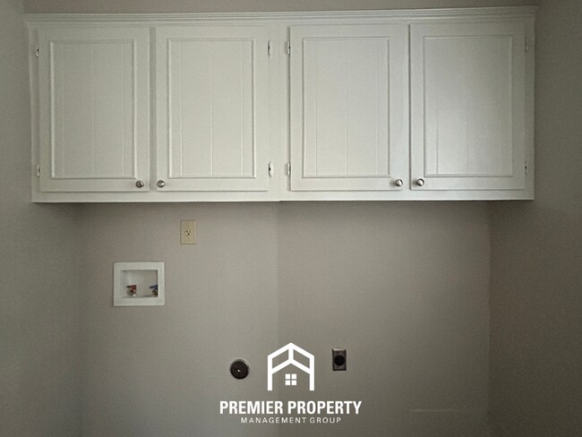 Building Photo - Spacious 4BR/2BA Southaven Home | Hardwood Floors, Fireplace & Fenced Yard with Shed