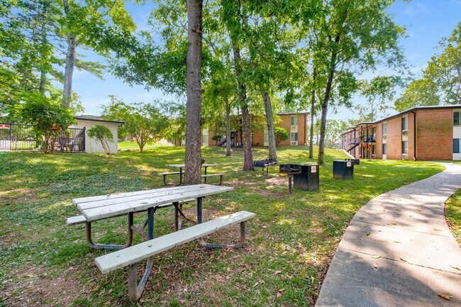 Building Photo - 2601 Hillsboro Pike