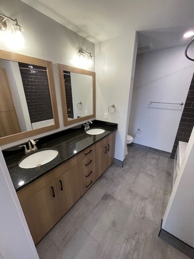 Building Photo - Modern Mountain Rtreat for Rent - Just Min...