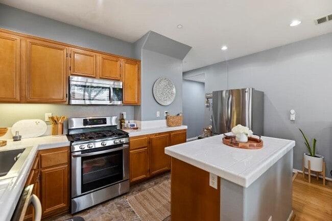 Building Photo - Beautiful 3 bedroom townhouse available fo...