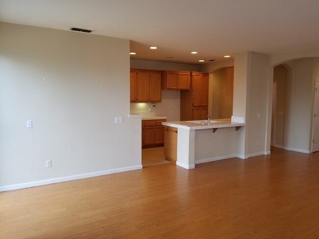 Building Photo - VERY CUTE 3BD/2BTH SINGLE FAMILY IN NORTH LINCOLN