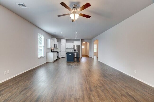 Building Photo - Unique 4/2/2 Near Downtown Tulsa!