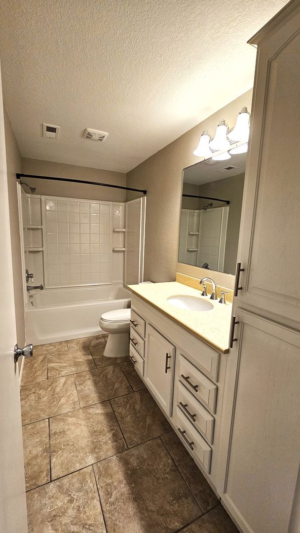 Building Photo - Beautiful Three Bedroom, Three Bathroom