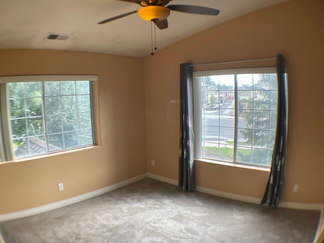 Building Photo - AVAILABLE NOW! | Townhouse in University heights