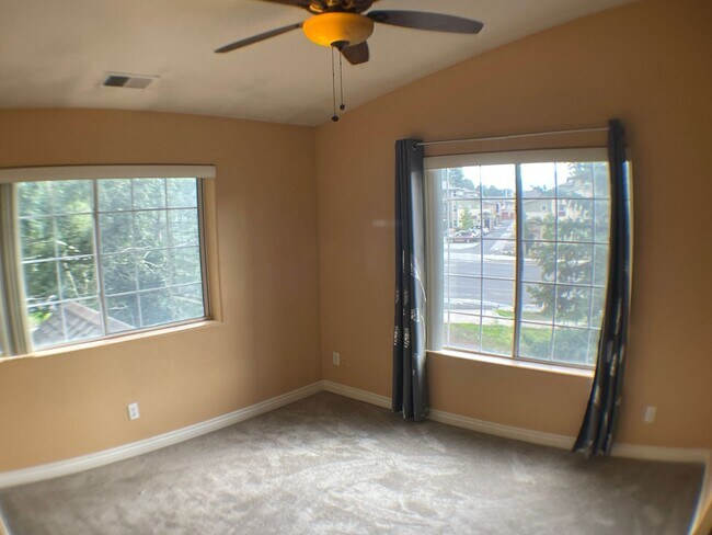 Building Photo - Townhouse in University heights COMING SOON!
