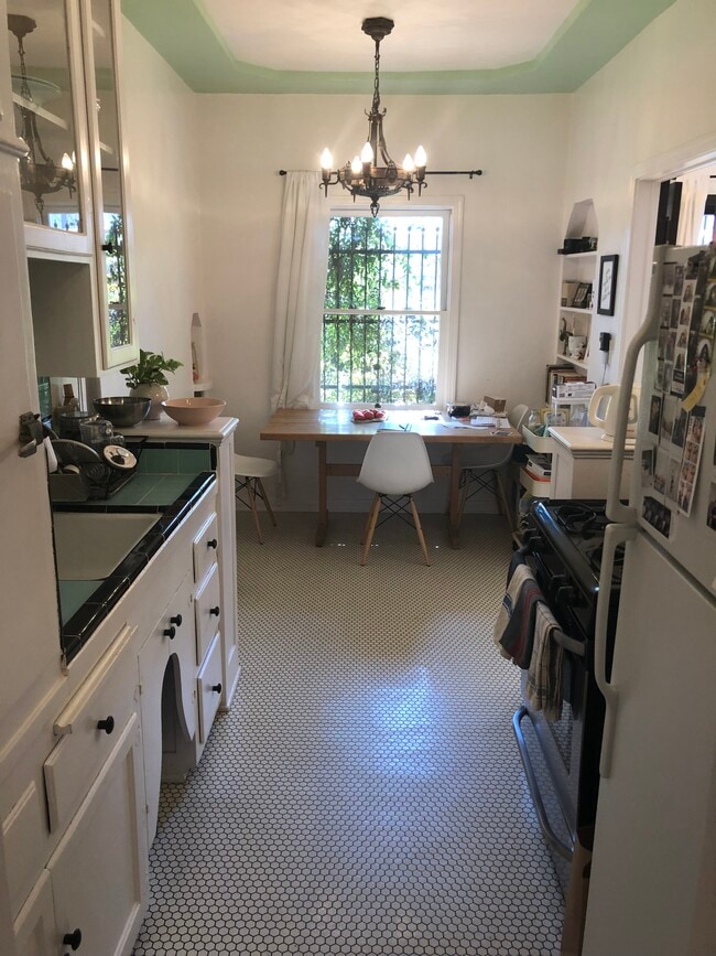 Building Photo - 655 S Dunsmuir Ave