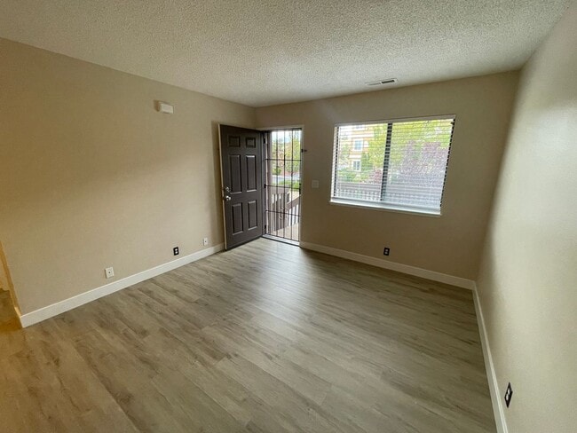 Building Photo - 1 Bedroom Condo Close to UNR!