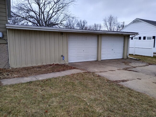 Building Photo - 905 Sprague Rd