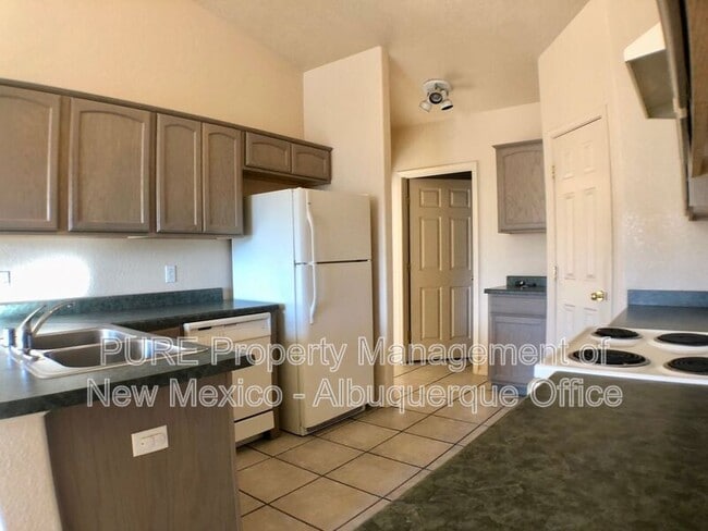 Building Photo - 4905 Kingsway Dr