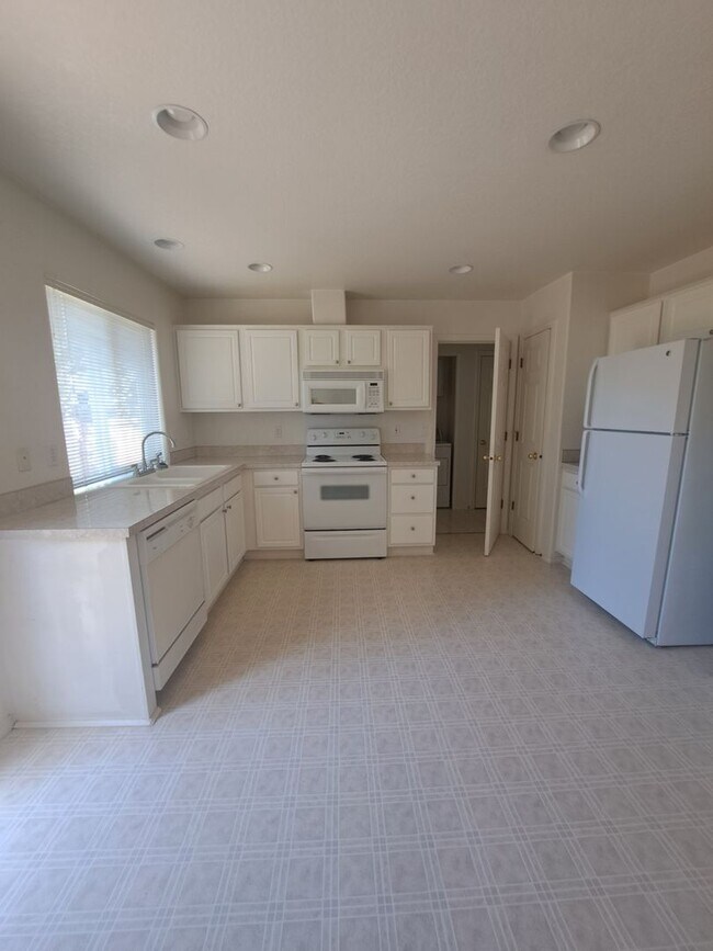 Building Photo - Beautiful Bright 3 bedroom - A/C  - Move i...