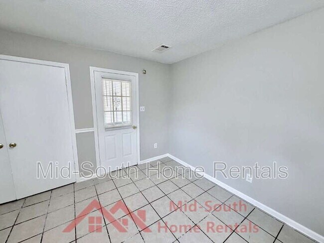Building Photo - 2587 Wellons Ave