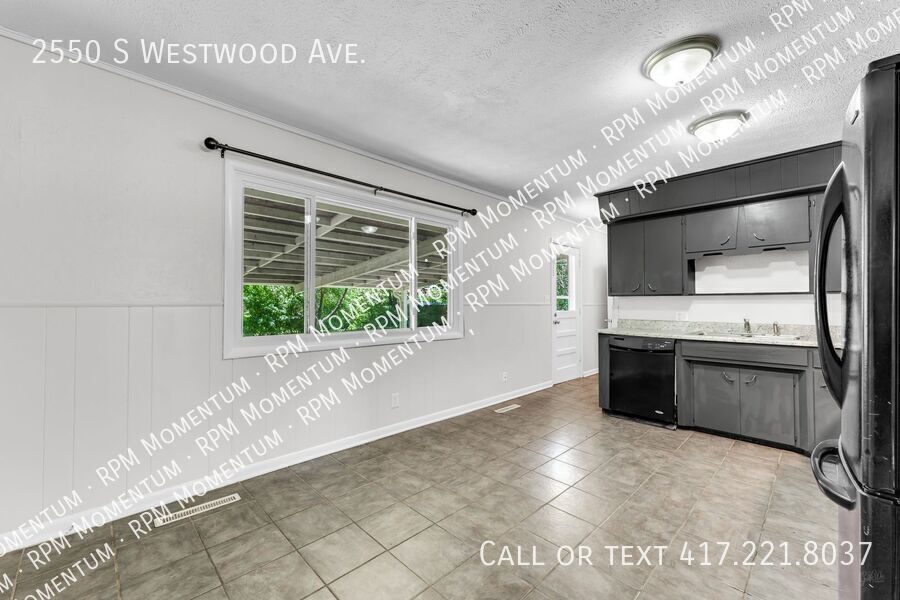 Building Photo - 2550 S Westwood Ave