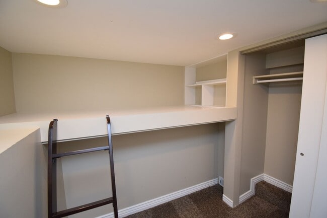 Building Photo - 1373 S 200 E