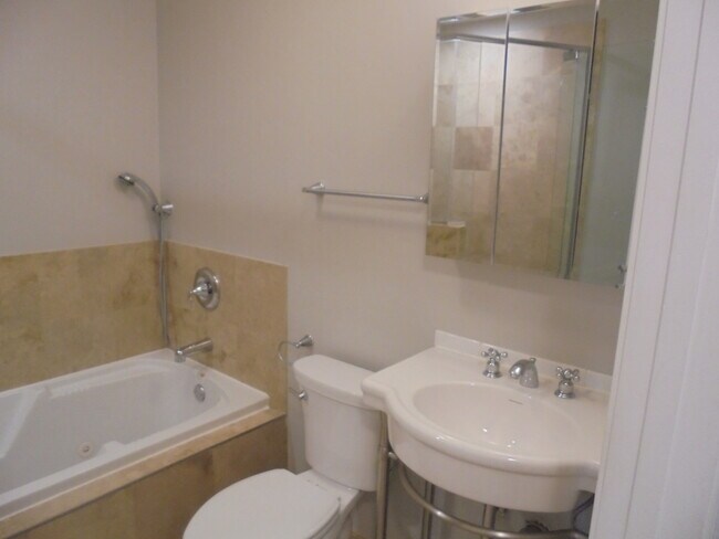 Building Photo - 4730 Calvert Dr