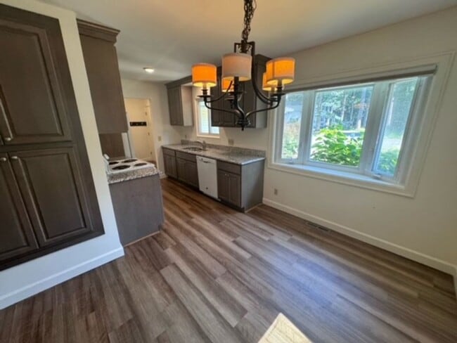 Building Photo - CHARMING HOME ON EAST SIDE OF TRAVERSE CITY NEAR NMC