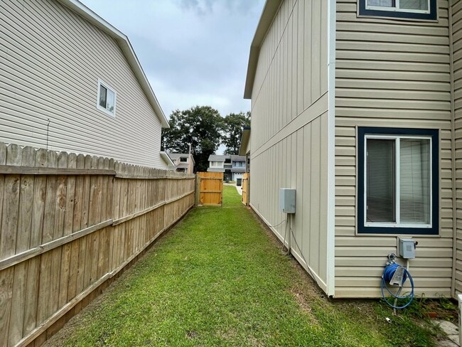 Building Photo - Rolling Acres - End Unit w/Several Beautif...