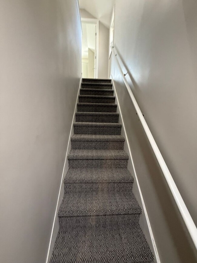 Building Photo - Beautifully Remodeled 3 Bedroom, 3 Bath Home for Rent!