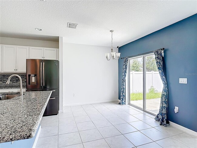 Building Photo - 450 Taft Dr