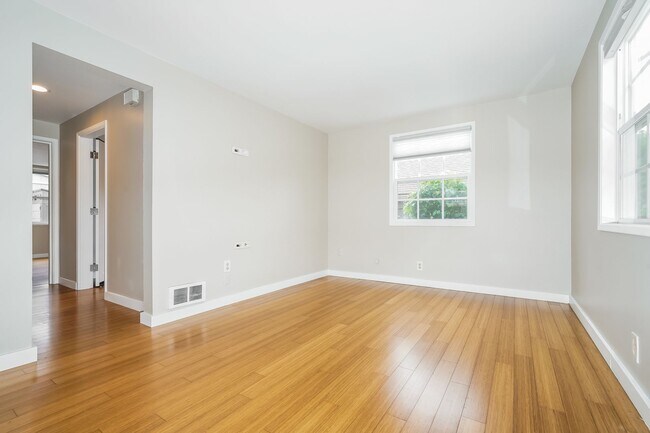 Building Photo - Inviting 3bed Seattle Home with Garage, Yard, and Parking!