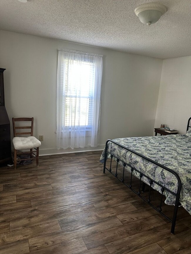 Building Photo - 4 Bedroom, 2 Bath farm house out in the Co...