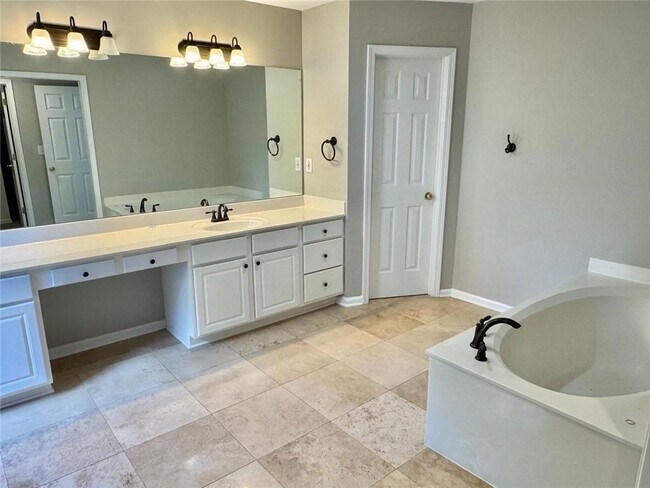 Building Photo - 230 Albrighton Ct