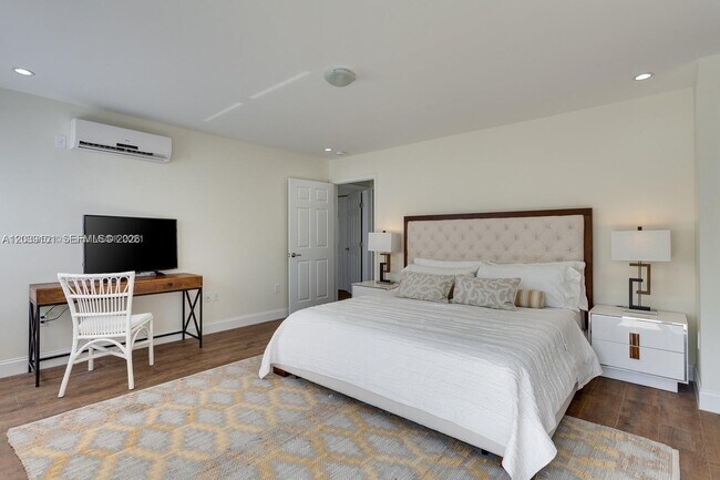Building Photo - 6260 SW 58th Pl