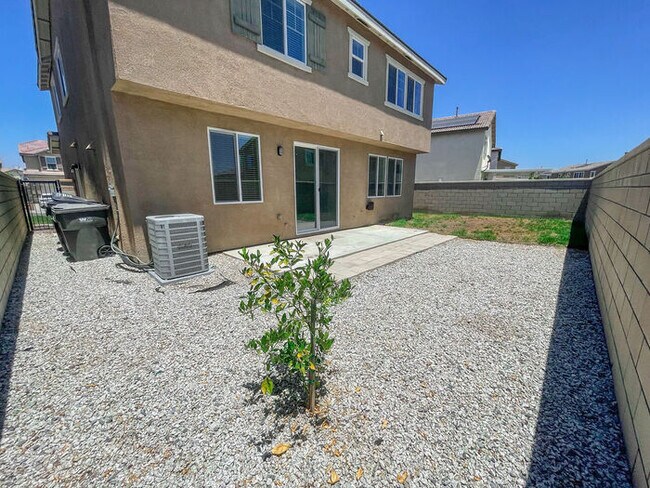 Building Photo - Beautiful 2 Story 4 Bedroom Home in Great ...