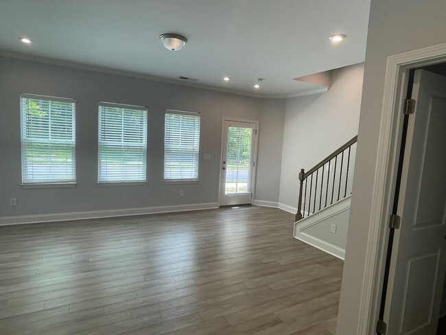 Building Photo - Amenities and Location Make this 3-Level T...