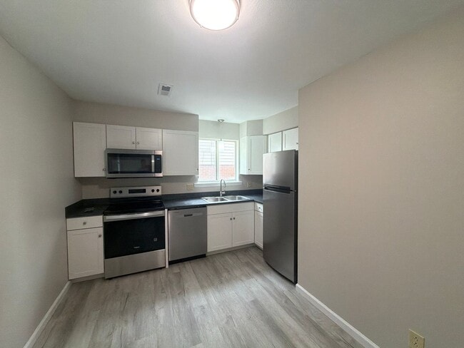 Building Photo - 825 Kerns Ave SW